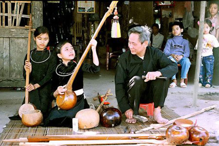 Tinh Tau musical lute